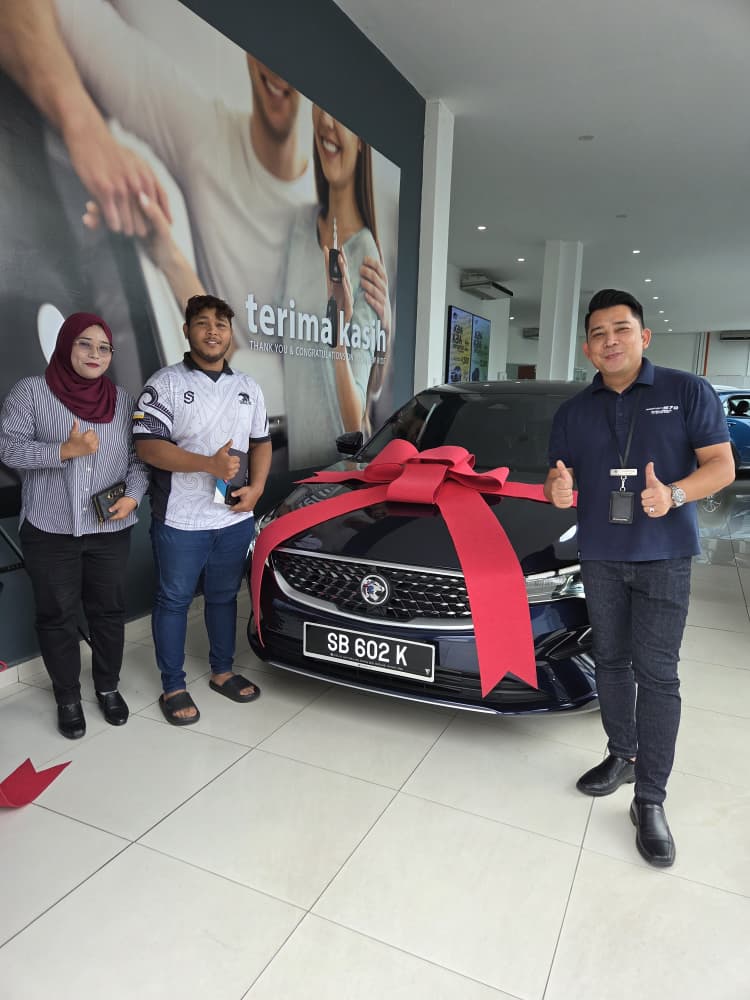 Customer Proton dapat kereta di showroom